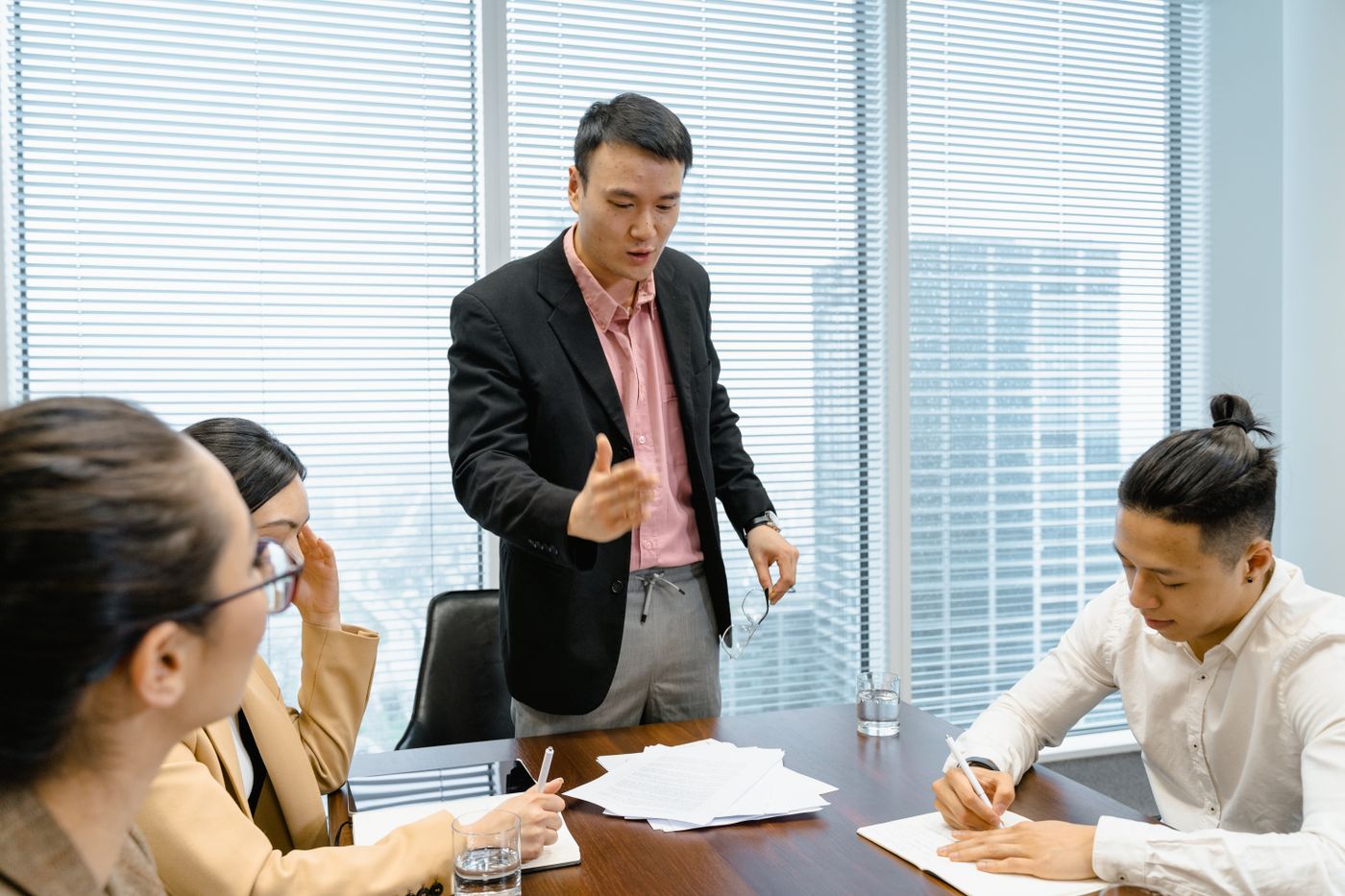 Manager leading a strategy discussion with colleagues at a conference table
